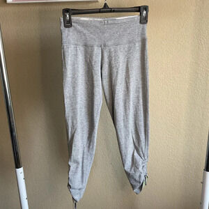 Lululemon Womens 4 Grey Cropped Leggings Cinched‎ Pant Legs Athletic Athleisure
